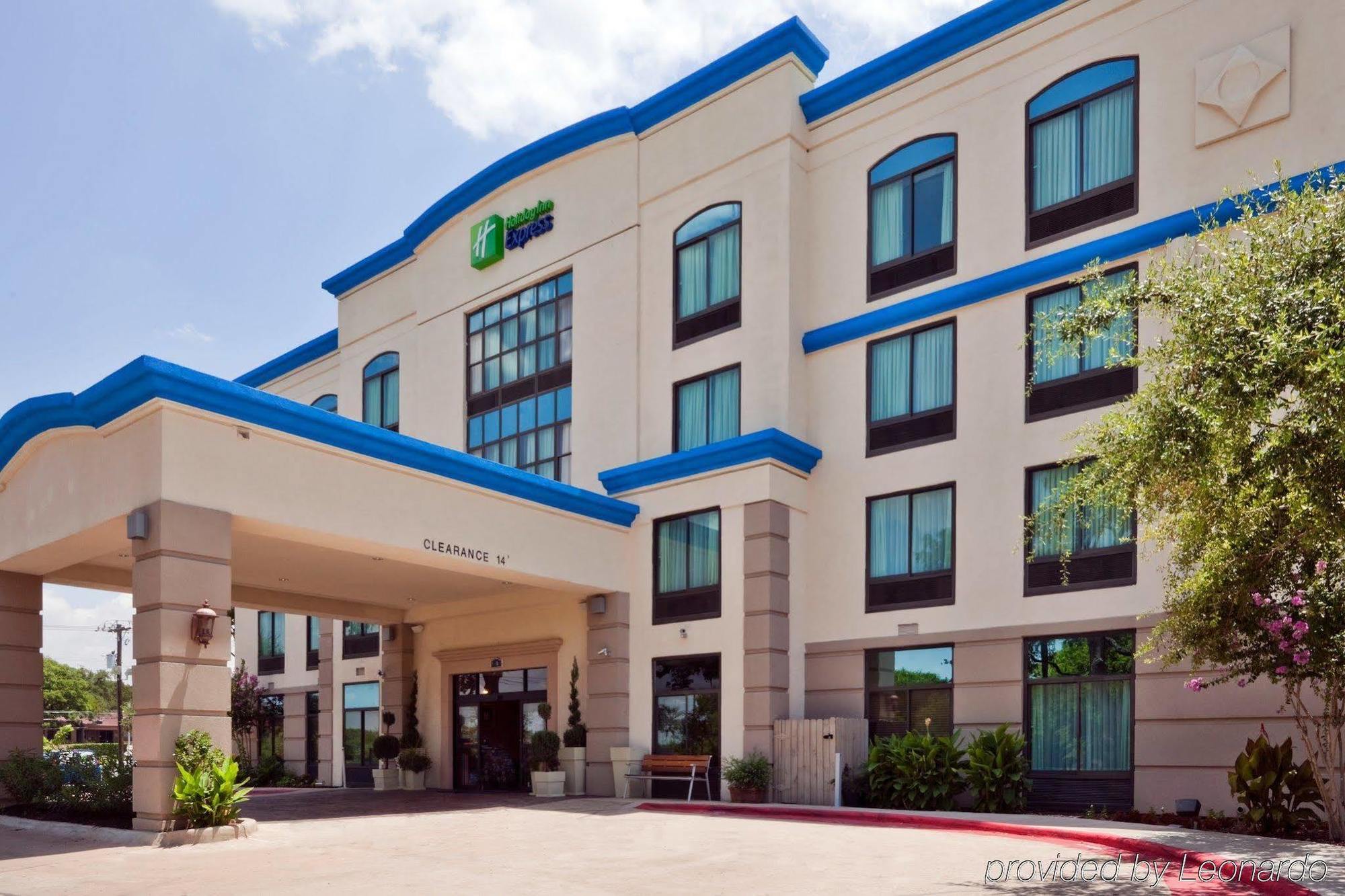 Holiday Inn Express & Suites Austin North Central, An Ihg Hotel Exterior photo